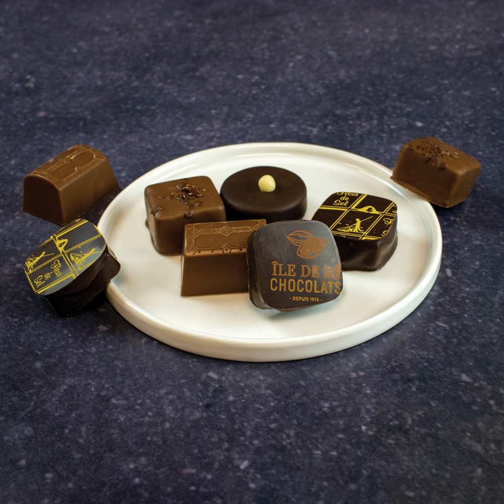 http://www.cuisineryfoodmarket.com/cdn/shop/files/26316-Assorted-Chocolate-Gift-Box-1.png?v=1692110030